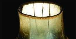 奧斯維辛集中營裡的一個燈罩，竟讓一個女人在這裡摸起來特別的舒服