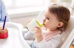寶寶多大能喝水？用什麼杯子喝水？你可能一開始就錯了