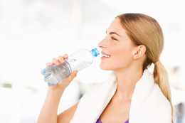 為了正確的喝水方法對人體的益處，專家建議不要等到口渴了才知道喝水。