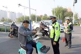 上海女子沒趕上公交，車前攔路20分鐘，還以為民警能幫自己撐腰