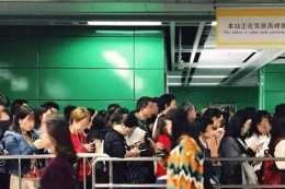 中國最擁擠的地鐵，網友表示10年沒坐過座位，呼吸都不容易