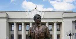 在烏克蘭最高拉達大樓外，一座阿道夫·希特勒紀念碑已矗立多年