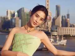 黃聖依曬上海出遊照，面板白皙像少女，大方分享的這款國貨面膜，便宜又好用