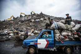 印度最大垃圾場：這裡的鳥比人還大，貧民寧願撿垃圾也不吃它們！