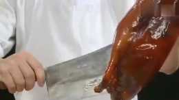 香港的斬燒鵝是技術活，只是簡單的幾刀，就蘊含廚師幾十年經驗