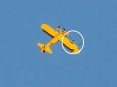 阿湯哥《碟中諜8》片場照曝光，在空中爬出飛機駕駛艙，場面十分驚險