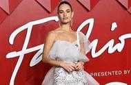 瑞塔·奧拉身穿紅色透視禮服出席年度時尚大獎，性感又迷人