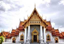 見到泰國皇室時，泰國人立馬匍匐跪拜，那中國遊客遇見時該咋辦？