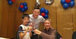 奧運冠軍楊威為10歲兒子慶生，三代同堂，一家七口超溫馨