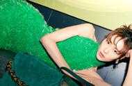 劉雯新爆時尚大片，身穿露背裙宛如綠色美人魚，夏天太適合穿綠了