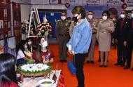 泰國69歲公主不服老愛穿牛仔外套，戴上口罩後真的像個小姑娘