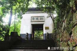 杭州有個寺廟景緻似園林，千年人文歷史悠悠，風景旎麗遊客卻不多