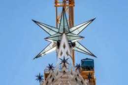 聖家堂封頂的星星，點亮了巴塞羅那，也將照亮這些傳奇酒店