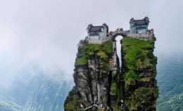 中國最危險的寺廟，建在2572米山頂上，遊客冒著生命危險去上香！
