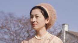 87歲平民王妃美智子：優雅端莊穿衣從不出錯，巧把V領穿出王室範