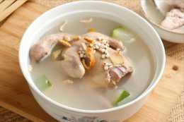 燉鴿子湯，要不要焯水？大廚分享2個秘訣，營養不流失，湯濃肉香