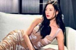 韓女星克拉拉穿著裸色連衣裙，躺在和丈夫81億韓元住宅的沙發上