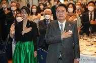 韓國第一夫人歐洲首訪，下血本穿1億韓元裙，總統老公紳士搬椅子