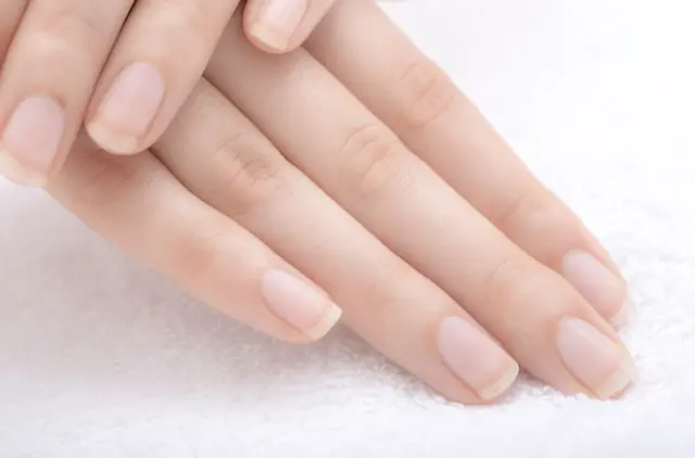 指甲上有月牙是健康的象徵嗎？這些情況發生在指甲裡，請小心癌症