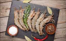 小龍蝦上市了：黑色的蝦線、蝦頭不能吃？關於吃蝦的9個真相