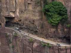 中國的懸崖村：出行需攀爬800米懸崖，進村比登天還難