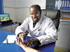 世界第一位黑人中醫博士：在中國行醫30年，一口四川話藥方字瀟灑