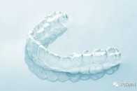 【口腔科普】隱形牙套像“塑膠”一樣，效果能和鋼牙矯正媲美嗎？