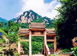 陝西西安終南山第一峰非常神奇，千斤鐵廟坐山巔，山勢險峻景色好