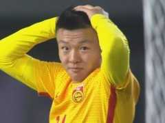 絕望！中國足球0-1輸朝鮮：門將被穿襠，11打10反遭圍攻