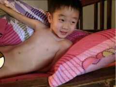 楊威兒子楊陽洋11歲近照曝光，身材瘦小面相成熟，娃娃臉不復存在
