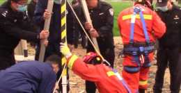 河南焦作溫縣消防救援隊員成功營救一墜井老人