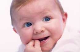 1-6個月大的嬰兒不能穩定地睡覺，醒來哭泣，可能就是這些原因
