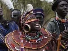 非洲原始部落結婚的禮儀，新娘現場慘哭，遊客還不能幫忙！